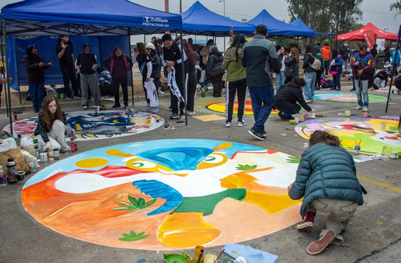 Ya se vive la edición 75 de la FNE: A pesar del frio y la lluvia se realizó la tradicional Pintada Estudiantil