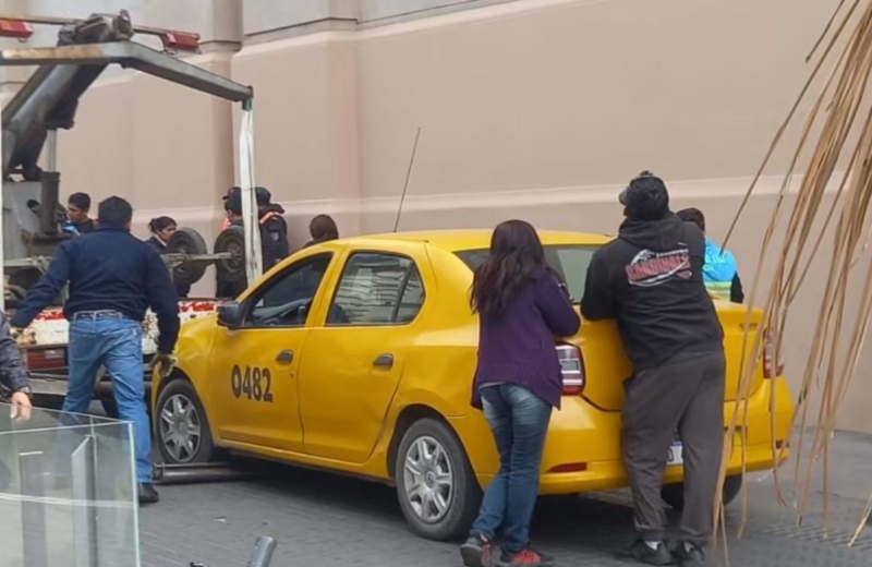 Un taxi embistió a una mujer mayor y fue secuestrado por graves irregularidades